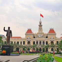 devant le bâtiment du hotel de ville Ho Chi Minh ville